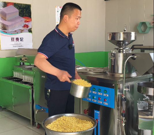 老鐵轉(zhuǎn)行用豆腐機(jī)做豆腐 老鐵轉(zhuǎn)行用豆腐機(jī)做豆腐