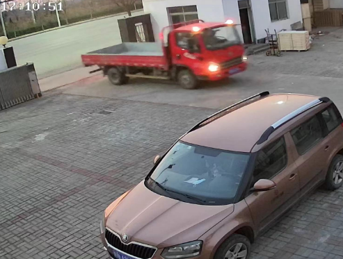 老鐵駕車前來(lái)提豆腐機(jī)設(shè)備 老鐵駕車前來(lái)提豆腐機(jī)設(shè)備